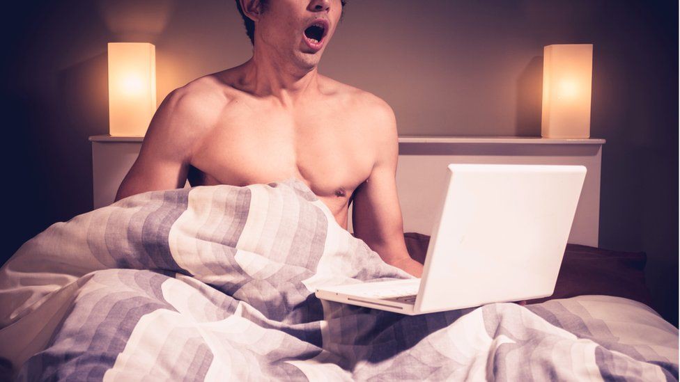 муж ночами смотрит порно